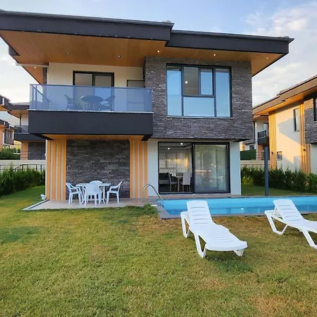 Ala Oezel Havuzlu Villa *